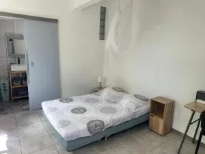 Studio meublé climatisé - Le Saint-Esprit