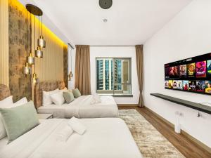 Royal Vista - Luxury Apartments - 1,2&3BR at 29 Boulevard Tower - Downtown