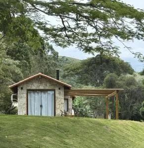 Casa di Pedra com linda vista para natureza - Miguel Pereira - Macambará