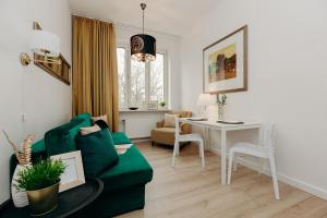 V Airport & West Railway Station apartments