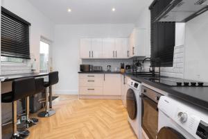 Luxury 4 Bed Home with Pool Table