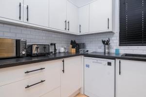 Luxury 4 Bed Home with Pool Table