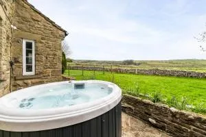 Central Malham Wellbeing Escape With Hot Tub Sleeps 8 - Kirkby Malham