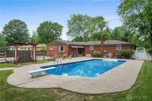 Just like home w Pool & Pool table - Hillsboro