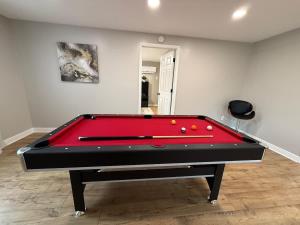 Just like home w Pool & Pool table
