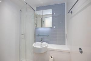 Bright single occupancy ensuite room
