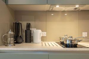 Beautiful bright studio close to station - 18 above