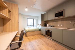 Beautiful bright studio close to station - 18 above