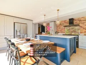 Adgestone Villa - A Luxurious Countryside Escape with Heated Pool, Near Sandown Beach, Dog Friendly in Rural Sandown - Perfect Getaway for Family & Friends - Brading