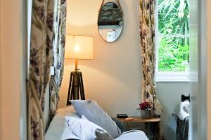 1 Apse Castle Cottage - Chocolate Box Cottage, Pet-Friendly 16th Century Cottage, surrounded by Ancient Woodland in Shanklin