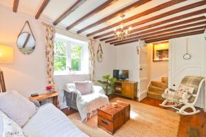 1 Apse Castle Cottage - Chocolate Box Cottage, Pet-Friendly 16th Century Cottage, surrounded by Ancient Woodland in Shanklin