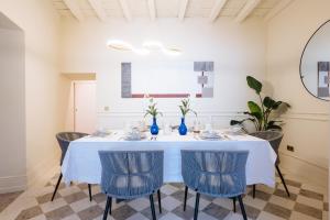 Luxurious Apartment with Andalusian Patio and Pool, Facing the Cathedral