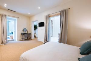 Luxurious Apartment with Andalusian Patio and Pool, Facing the Cathedral