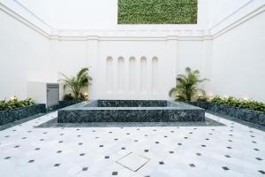 Luxurious Apartment with Andalusian Patio and Pool, Facing the Cathedral