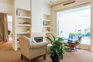 Luxurious Apartment with Andalusian Patio and Pool, Facing the Cathedral