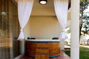 Royal County Villa by StayJadeJacuzziGarden