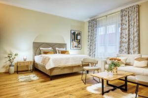 The Grand Cozy Residence by Irundo