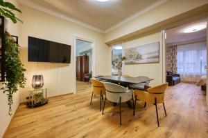 The Grand Cozy Residence by Irundo