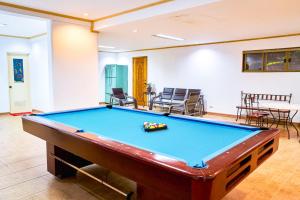 Rustic Tagaytay Villa - Billiards, KTV, plus Courtyard