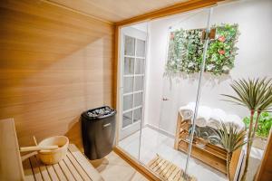 Modern Central Luxury Home with Hot Tub Sauna 12PPL