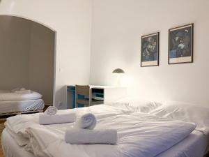 Free Parking & 2 bedrooms