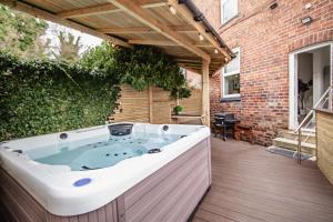 Modern Central Luxury Home with Hot Tub Sauna 12PPL