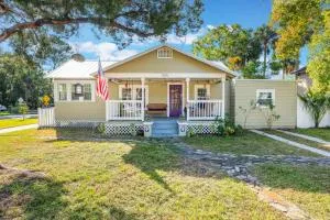 Sanford's Haven, 3 Bedroom, Sleeps 7 - Deltona