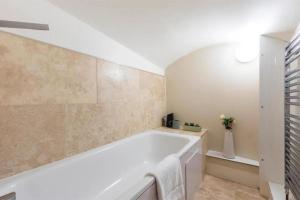 Stunning 2bed 2bath apt in Earls Court sleeps SIX