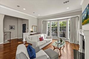 Private 3-Story Home - Near Med Center - Museums