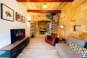 Charming Village Escape with Jacuzzi & Games Room