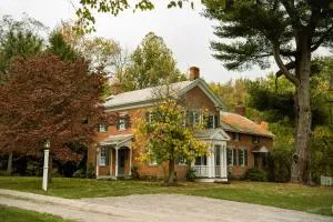Timeless Winesburg Farmhouse with Deck - نيو فيلادلفيا
