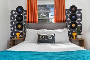 Retro Rewind - Location parking andthe vibes