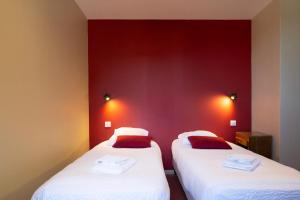 Hotels Logis Hotel Restaurant Le Louvre : Chambre Lits Jumeaux