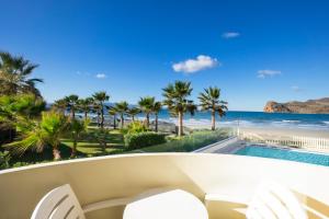 One-Bedroom Apartment Beach Front room in Georgina