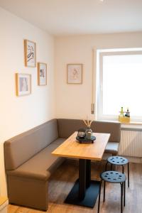 Platz für 8 Pers - C4S Come4Stay Monteure "InnArt" Boxspringbett Einzelbett Töging am Inn, Parkplatz, WLAN, Balkon, Smart TV, voll ausgestatteter Küche, Waschmaschine