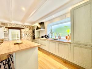 Maisons de vacances Riantec- Ti Gwenvael - Grande Maison avec Baby Foot et Terrain Clos : photos des chambres