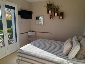 B&B / Chambres d'hotes La maison du Bonheur, borne de recharge VE : photos des chambres
