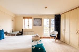 St Georges Home w Private Parking by the Harbour