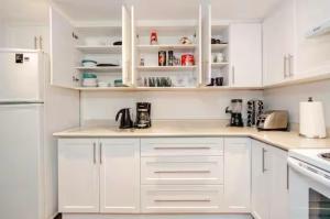 2 bedroom apartment-2 free parking -14 min to Pearson airport