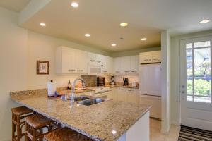 Tropical Kona Resort Townhome: Patio + Ocean Views