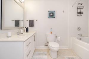 2 bedroom apartment-2 free parking -14 min to Pearson airport