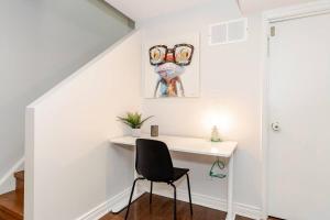 2 bedroom apartment-2 free parking -14 min to Pearson airport