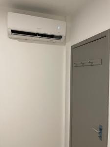 Quarto e sala 100 mts da praia