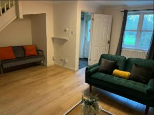 Ashford Town centre House with Garage and DriveWay