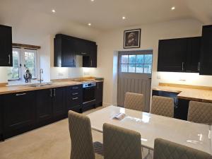 Sleeps 14, Stunning, Dog Friendly, Hot Tub, Rural