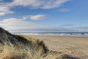 Rockaway Beach Apt with Ocean Views Steps to Shore