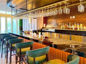 Stylish One Bedroom in the heart of vibrant Downtown- Daily resort fee and parking not included