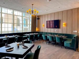 Stylish One Bedroom in the heart of vibrant Downtown- Daily resort fee and parking not included