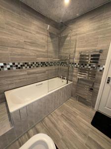 Luxxe House with Hot tub and Pool table