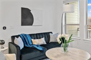 Modern Vibes 2 Bedroom Condo and Secure Parking